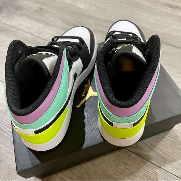 Air Jordan 1 Mid GS New - Picture 6 of 8